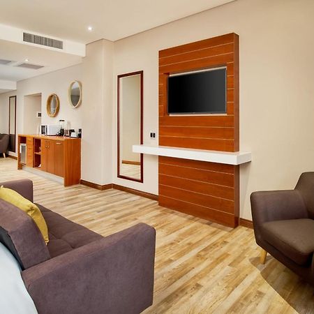 Protea Hotel By Marriott Pretoria Hatfield ภายนอก รูปภาพ