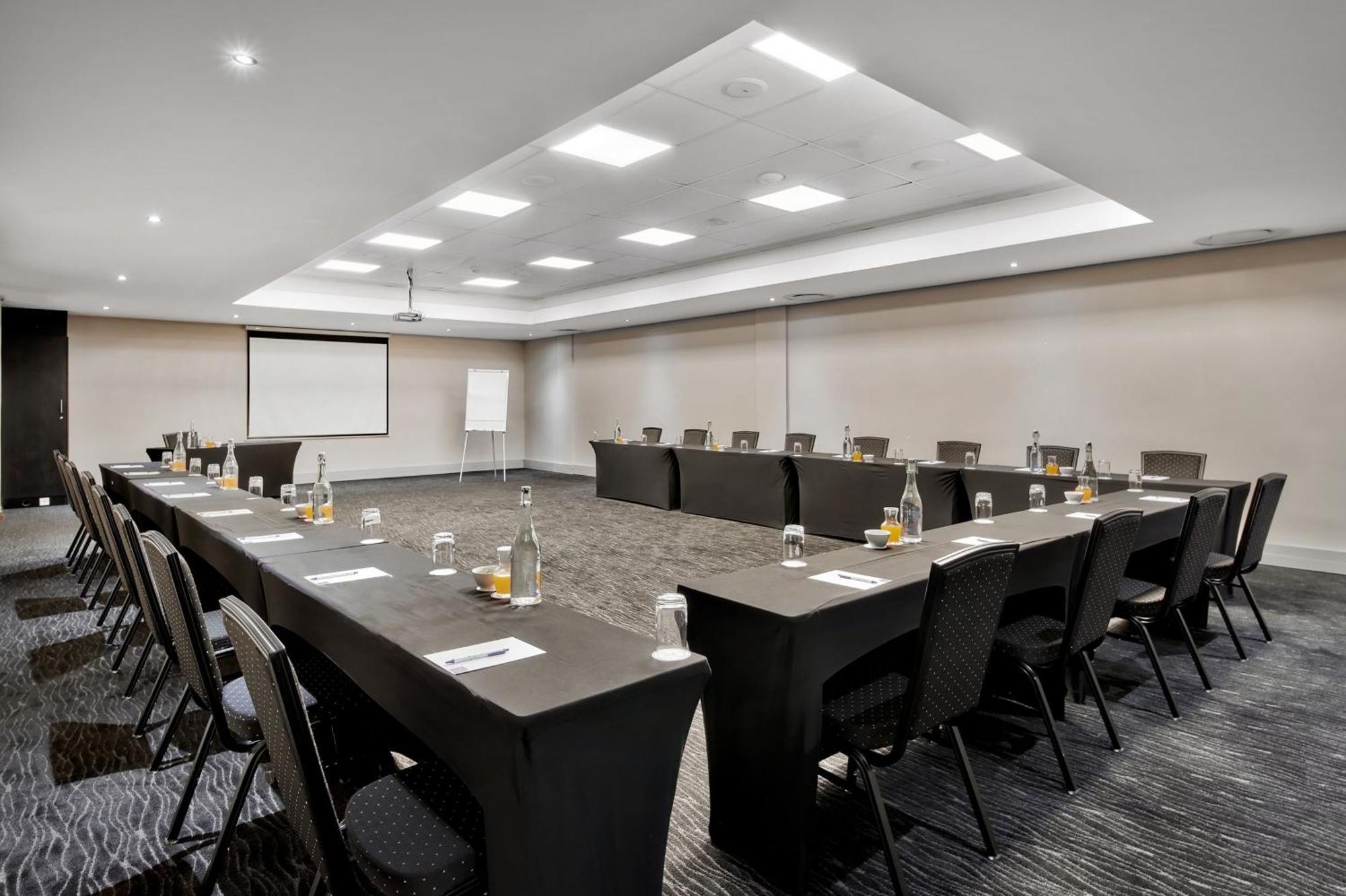 Protea Hotel By Marriott Pretoria Hatfield ภายนอก รูปภาพ