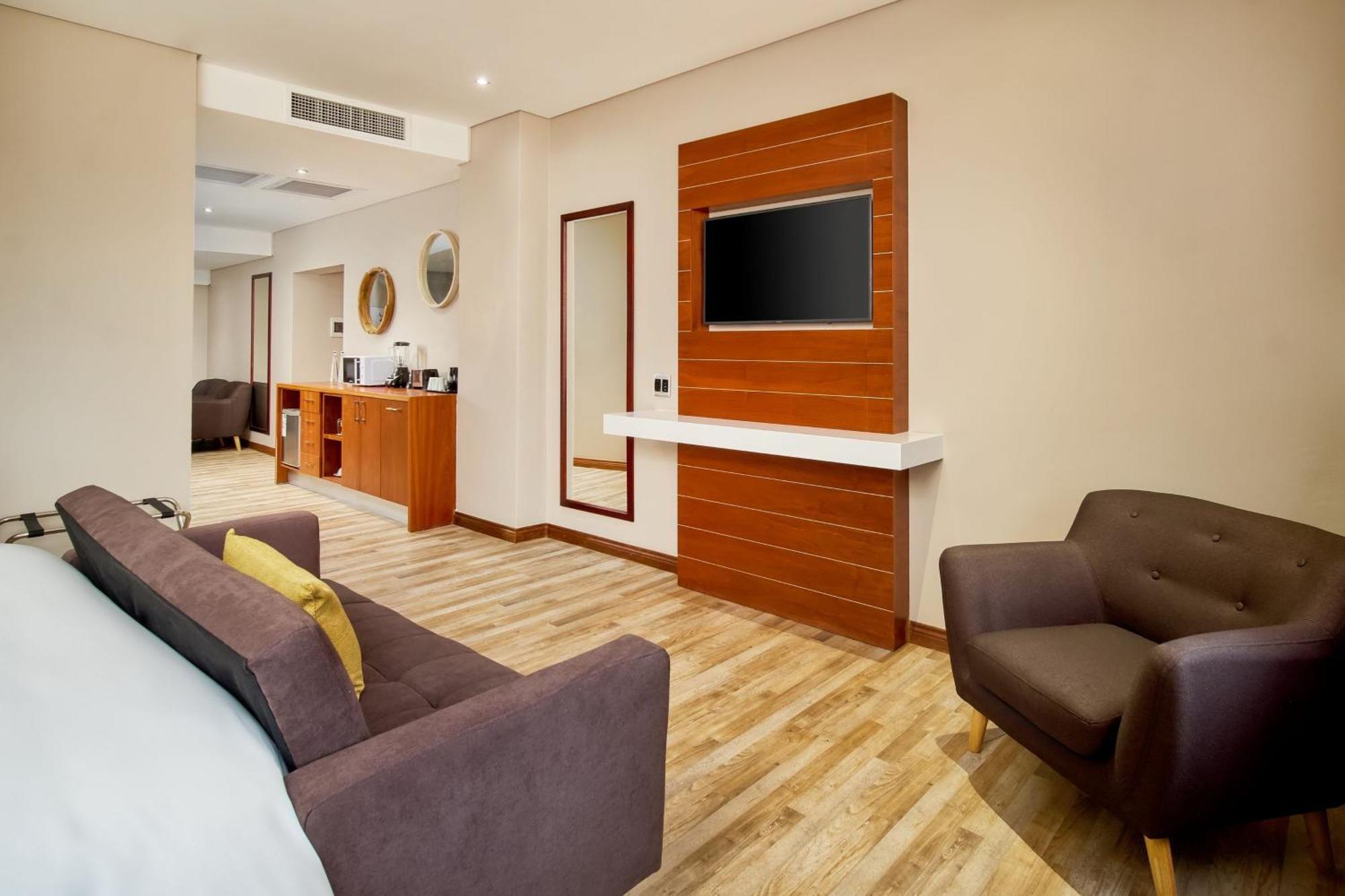 Protea Hotel By Marriott Pretoria Hatfield ภายนอก รูปภาพ