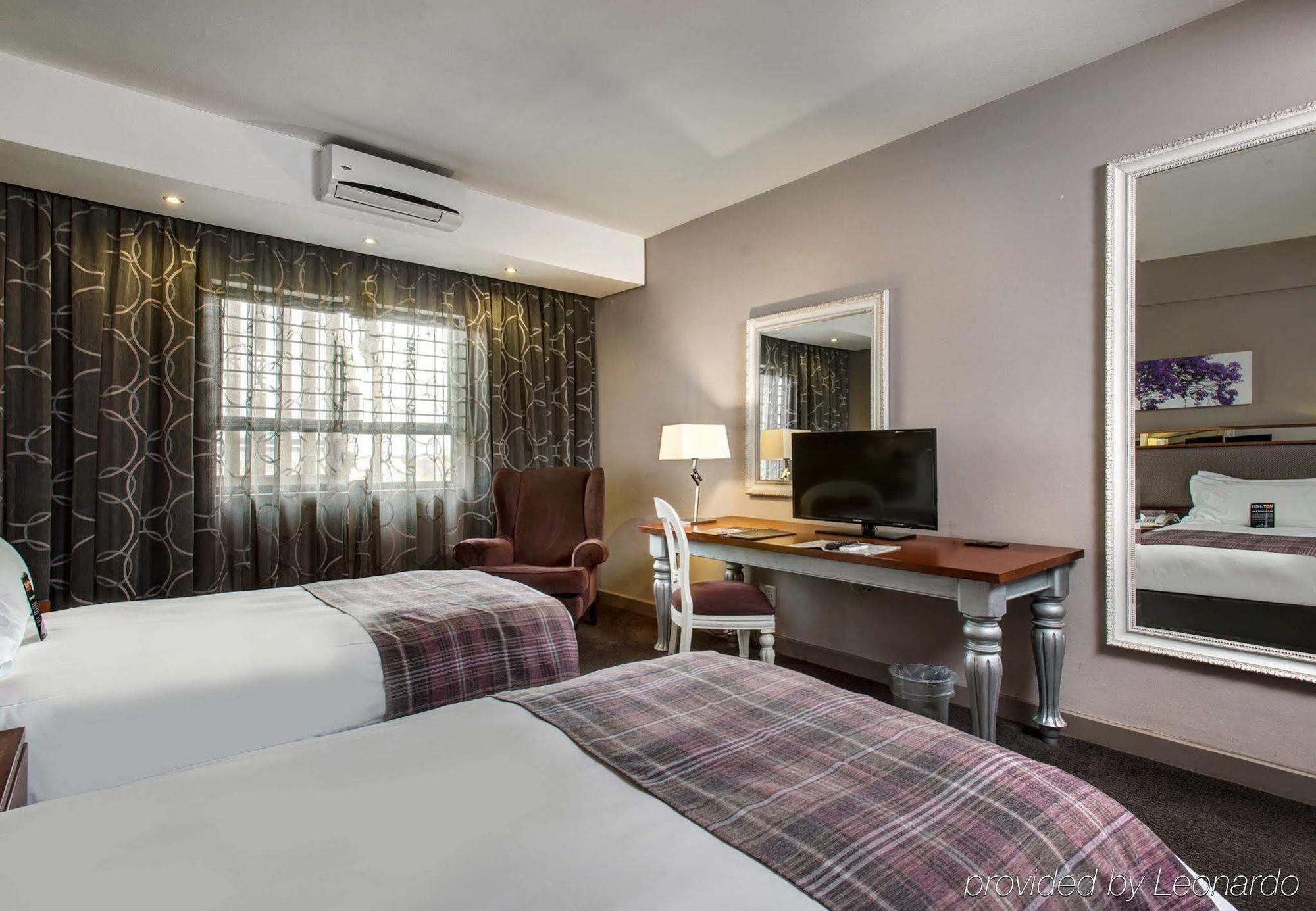 Protea Hotel By Marriott Pretoria Hatfield ภายนอก รูปภาพ