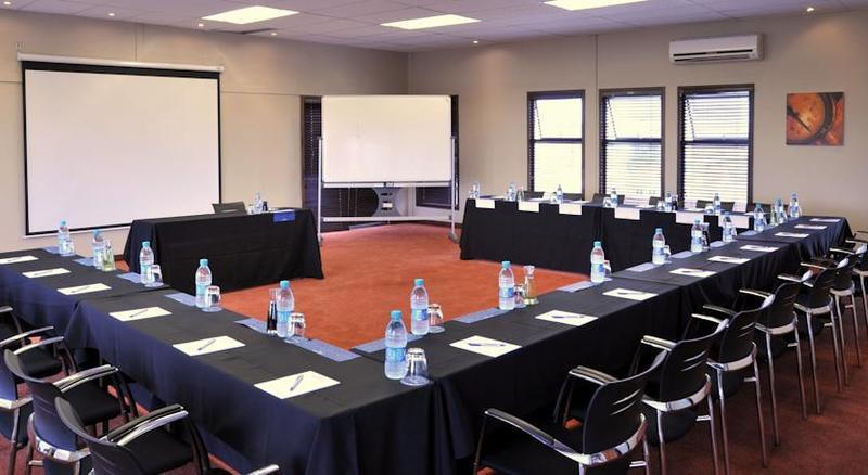 Protea Hotel By Marriott Pretoria Hatfield ภายนอก รูปภาพ
